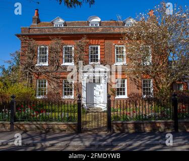 Hertfordshire, Großbritannien - 22. April 2021: Blick auf ein schönes traditionelles Haus in der Stadt Sawbridgeworth in Hertfordshire, Großbritannien. Stockfoto