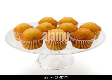 Muffins auf hochgezogene Glasplatte, isoliert auf weißem Hintergrund Stockfoto