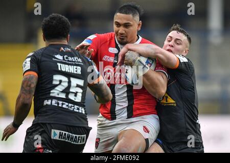 Pauli Pauli (12) von den Salford Red Devils wird angegangen Jake Trueman (6) von Castleford Tigers Stockfoto