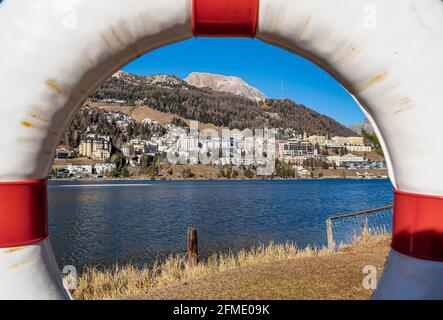 St. Moritz, Schweiz - 26. November 2020: St. Moritz ist ein hochalpiner Ferienort im Engadin in der Schweiz, auf einer Höhe von ca. 1,800 ME Stockfoto