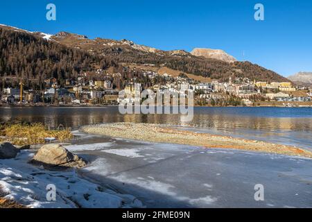 St. Moritz, Schweiz - 26. November 2020: St. Moritz ist ein hochalpiner Ferienort im Engadin in der Schweiz, auf einer Höhe von ca. 1,800 ME Stockfoto