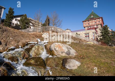 St. Moritz, Schweiz - 26. November 2020: St. Moritz ist ein hochalpiner Ferienort im Engadin in der Schweiz, auf einer Höhe von ca. 1,800 ME Stockfoto