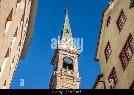 St. Moritz, Schweiz - 26. November 2020: Der Glockenturm der reformierten Kirche in der Altstadt von St. Moritz, dem berühmten schweizer Luxusresort. Stockfoto