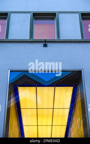 St. Moritz, Schweiz - 26. November 2020: Bunte Fenster am Graubünden-Ufer Stockfoto