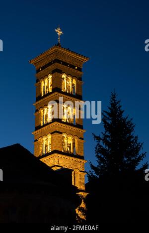 St. Moritz, Schweiz - 26. November 2020: Beleuchteter Glockenturm der katholischen Kirche St. Mauritius in der blauen Stunde Stockfoto