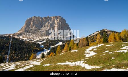 Gröden, Italien - 27. Oktober 2014: Die Dolomiten sind ein Gebirgsmassiv besonderer geologischer Formen in Südtirol im Nordosten Italiens. Bekannt für Skii Stockfoto