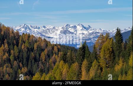 Gröden, Italien - 27. Oktober 2014: Herrliche Herbstansicht auf die Alpen und einen bunten Wald. Stockfoto