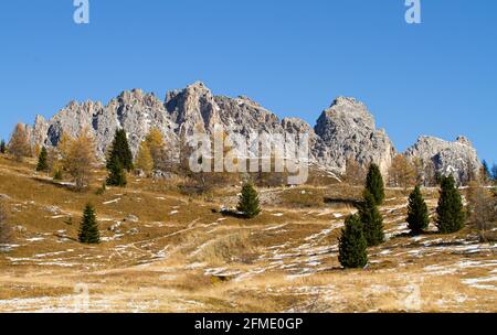 Gröden, Italien - 27. Oktober 2014: Die Dolomiten sind ein Gebirgsmassiv besonderer geologischer Formen in Südtirol im Nordosten Italiens. Bekannt für Skii Stockfoto