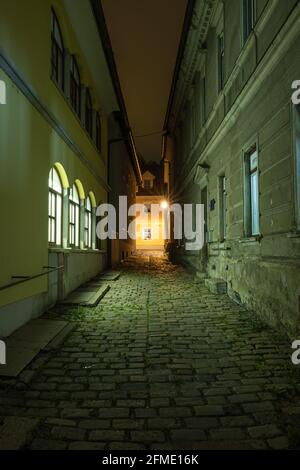 Kamnik, Slowenien - 2. August 2020: Nachtszene der alten schmalen Straße in der Altstadt von Kamnik Stockfoto