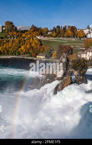 Rheinfall, Schweiz - 25. Oktober 2020: Herbstlandschaft am Rheinfall, größter Wasserfall Europas. An der Grenze der Kantone Zürich gelegen Stockfoto