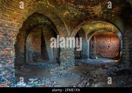 Alte Backsteinburg Keller in Polen. Stockfoto