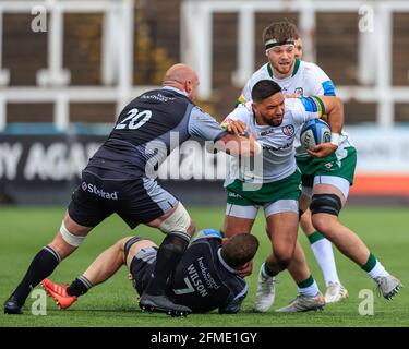 Newcastle, Großbritannien. Mai 2021. Curtis Rona von London Irish wird von Mark Wilson von Newcastle Falcons und Carl Fearns von Newcastle Falcons in Newcastle, Großbritannien am 5/8/2021 in Angriff genommen. (Foto von Iam Burn/News Images/Sipa USA) Quelle: SIPA USA/Alamy Live News Stockfoto