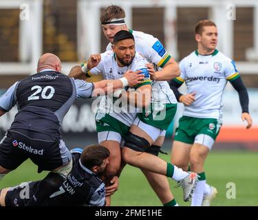 Newcastle, Großbritannien. Mai 2021. Curtis Rona von London Irish wird von Mark Wilson von Newcastle Falcons und Carl Fearns von Newcastle Falcons in Newcastle, Großbritannien am 5/8/2021 in Angriff genommen. (Foto von Iam Burn/News Images/Sipa USA) Quelle: SIPA USA/Alamy Live News Stockfoto