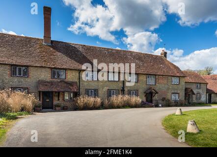 Traditionelle Hütten in den Ruinen von Cowdray House, Midhurst, West Sussex, Großbritannien Stockfoto