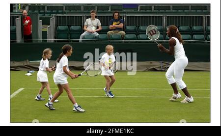 Venus und Serena Williams waren heute in Wimbledon, um ihr neues Buch "How to Play Tennis" zu veröffentlichen. Sie verbrachten einige Zeit damit, einigen jungen aufstrebenden britischen Spielern mit ihrem Spiel zu helfen.pic David Sandison 17/6/2004 Stockfoto