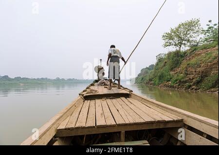 Fluss Bootsmann Beförderung von Gütern und Personen auf der Myitnge River, in der Nähe von Inn Wa, Sagaing Region, Myanmar (Birma) Stockfoto