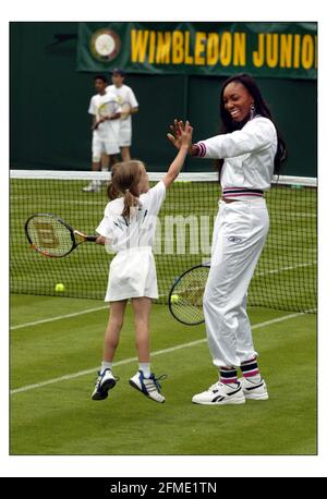 Venus und Serena Williams waren heute in Wimbledon, um ihr neues Buch "How to Play Tennis" zu veröffentlichen. Sie verbrachten einige Zeit damit, einigen jungen aufstrebenden britischen Spielern mit ihrem Spiel zu helfen.pic David Sandison 17/6/2004 Stockfoto