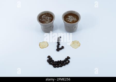 Zürich, Schweiz - 12. Juni 2020: Lächelndes Gesicht aus Kaffeetassen und Bohnen Stockfoto