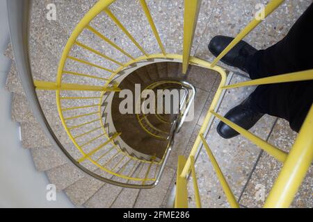 Zürich, Schweiz - 8. November 2020: Ein Mann steht oben auf der Treppe im Gebäude Stockfoto