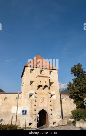 Glurns, Italien - 10. September 2020: Stadttor von Glurns in Südtirol Stockfoto