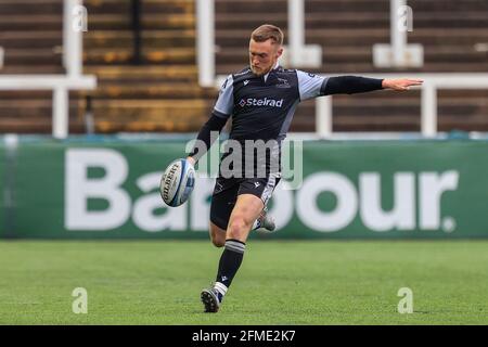 Brett Connon von Newcastle Falcons schiebt den Ball nach vorne Stockfoto