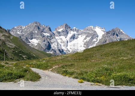 Col du Lautaret, Frankreich - 8. Juli 2020: Bergpanorama des Col du Lautaret, eines französischen Alpenpasses auf 2642 Metern. Stockfoto