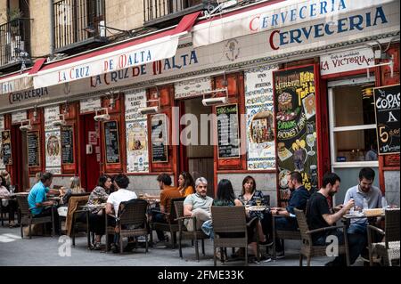 Madrid, Spanien. Mai 2021. Menschen, die während des letzten Tages des Alarmzustands für die COVID-19-Pandemie auf der Terrasse einer Bar in der Innenstadt von Madrid sitzen. Die spanische Regierung wird den Alarmzustand um 12 Uhr in der Nacht beenden, und es werden die autonomen Gemeinschaften sein, die ab jetzt sanitäre Maßnahmen ergreifen werden. In Madrid wird die Sperrstunde gestrichen und Bars und Restaurants können bis 12 Uhr nachts geöffnet sein. Quelle: Marcos del Mazo/Alamy Live News Stockfoto