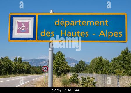 La Saulce, Frankreich - 8. Juli 2020: Blaues Zeichen der Begrüßung im Departement Hautes Alpes in Frankreich Stockfoto