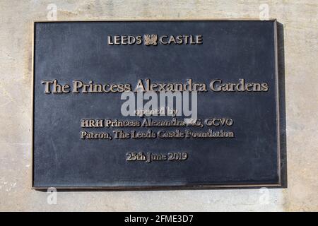 Kent, Großbritannien - 1. Mai 2021: Eine Plakette in den Princess Alexandra Gardens im historischen Leeds Castle in Kent, Großbritannien. Stockfoto