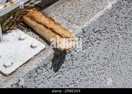 Sisteron, Frankreich - 7. Juli 2020: In der Stadt Sisteron wurde ein Baguette Brot auf den Boden geworfen. Stockfoto