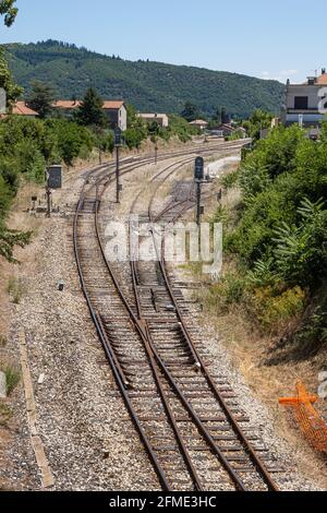 Sisteron, Frankreich - 7. Juli 2020: Eine Eisenbahnlinie, die an der Stadt Sisteron in der Provence vorbeiführt. Stockfoto