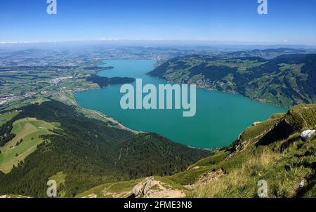 Rigi, Schweiz - 14. August 2016: Panoramablick auf die schweizer Landschaft von einem Rigi-Berg an einem schönen sonnigen Tag. Stockfoto