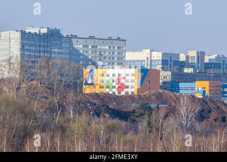 Kemerowo, Russland - 29. april 2021. Ein neuer Kindergarten wurde gebaut. Landschaftsbau und vertikale Planungen Stockfoto