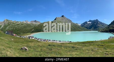 Silvrettapass, Österreich - 9. August 2019: Schöner Panoramablick auf den Silvretta-See am Bergpass in Vorarlberg Stockfoto