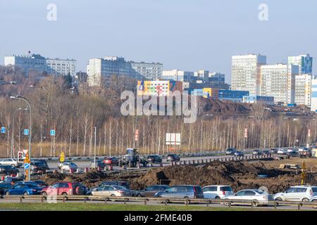 Kemerowo, Russland - 29. april 2021. Ein neuer Kindergarten wurde gebaut. Landschaftsbau und vertikale Planungen Stockfoto