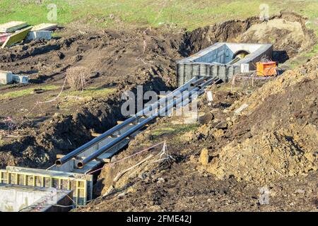 Kemerowo, Russland - 29. april 2021. Verlegung von Erdheizungsnetzen und Heizkammern für die Wartung von Absperrventilen. Rolle der Imprägnierung Techno Stockfoto