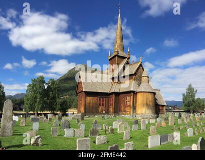 LOM, Norwegen: 7. Juli 2018: Lomskyrkja – die Kirche in Lom – ist eine der größten und schönsten Stabkirchen Norwegens Stockfoto