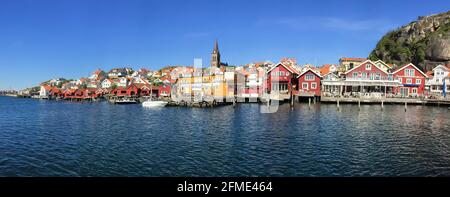 Fjallbacka, Schweden - 1. Juni 2017: Schwedisches Fischerdorf Fjällbacka an der Westküste in Bohuslan. Die Stadt ist ein beliebter Sommerurlaubsort. Stockfoto