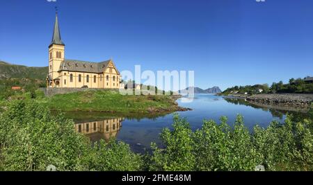 Vagan, Norwegen - 1. Juli 2018: Kirche von Vågan - die Lofoten-Kathedrale ist eine Pfarrkirche der Kirche von Norwegen Stockfoto