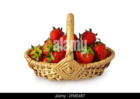 Erdbeeren im Korb isoliert auf weißem Hintergrund Stockfoto