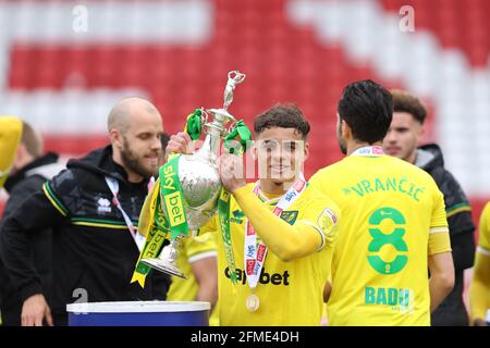 Barnsley, England, 8. Mai 2021. Max Aarons aus Norwich City mit der Trophäe während des Sky Bet Championship-Spiels in Oakwell, Barnsley. Bildnachweis sollte lauten: John Clifton / Sportimage Stockfoto