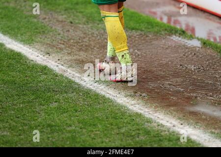 Barnsley, England, 8. Mai 2021. Schlammige Stiefel während des Sky Bet Championship-Spiels in Oakwell, Barnsley. Bildnachweis sollte lauten: John Clifton / Sportimage Stockfoto