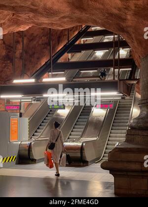 Stockholm, Schweden - 7. Juni 2019: Eine Frau geht die Rolltreppe am U-Bahnhof Stockholm hoch Stockfoto