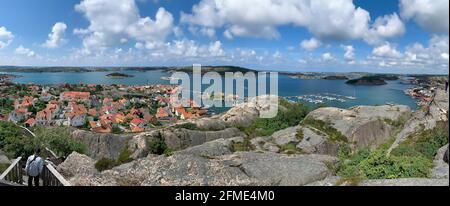 Fjallbacka, Schweden - 10. Juni 2019: Schwedisches Fischerdorf Fjällbacka an der Westküste in Bohuslan. Die Stadt ist ein beliebter Sommerurlaubsort. Stockfoto