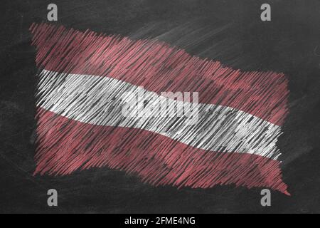 Nationale Flagge Lettlands. Kreide gezeichnete Illustration. Stockfoto