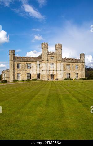 Ein Blick auf das atemberaubende Leeds Castle in Kent, Großbritannien. Stockfoto