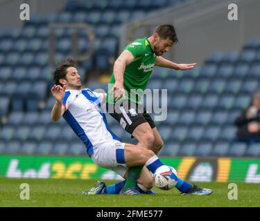 Lewis Travis #27 von Blackburn Rovers fouls Lukas Jutkiewicz #10 Von Birmingham City Stockfoto