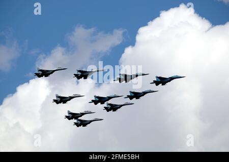 MOSKAU, RUSSLAND - 7. MAI 2021: Gruppe der russischen Überschallabfangjäger SU-34, SU-35, SU-30SM zeigt Figur Tactical Wing in der Luft Stockfoto