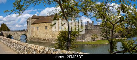 Ein Panoramablick auf das historische Leeds Castle und seinen Graben in Kent, Großbritannien. Stockfoto