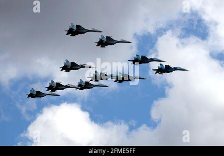 MOSKAU, RUSSLAND - 7. MAI 2021: Gruppe der russischen Überschallabfangjäger SU-34, SU-35, SU-30SM zeigt Figur Tactical Wing in der Luft Stockfoto